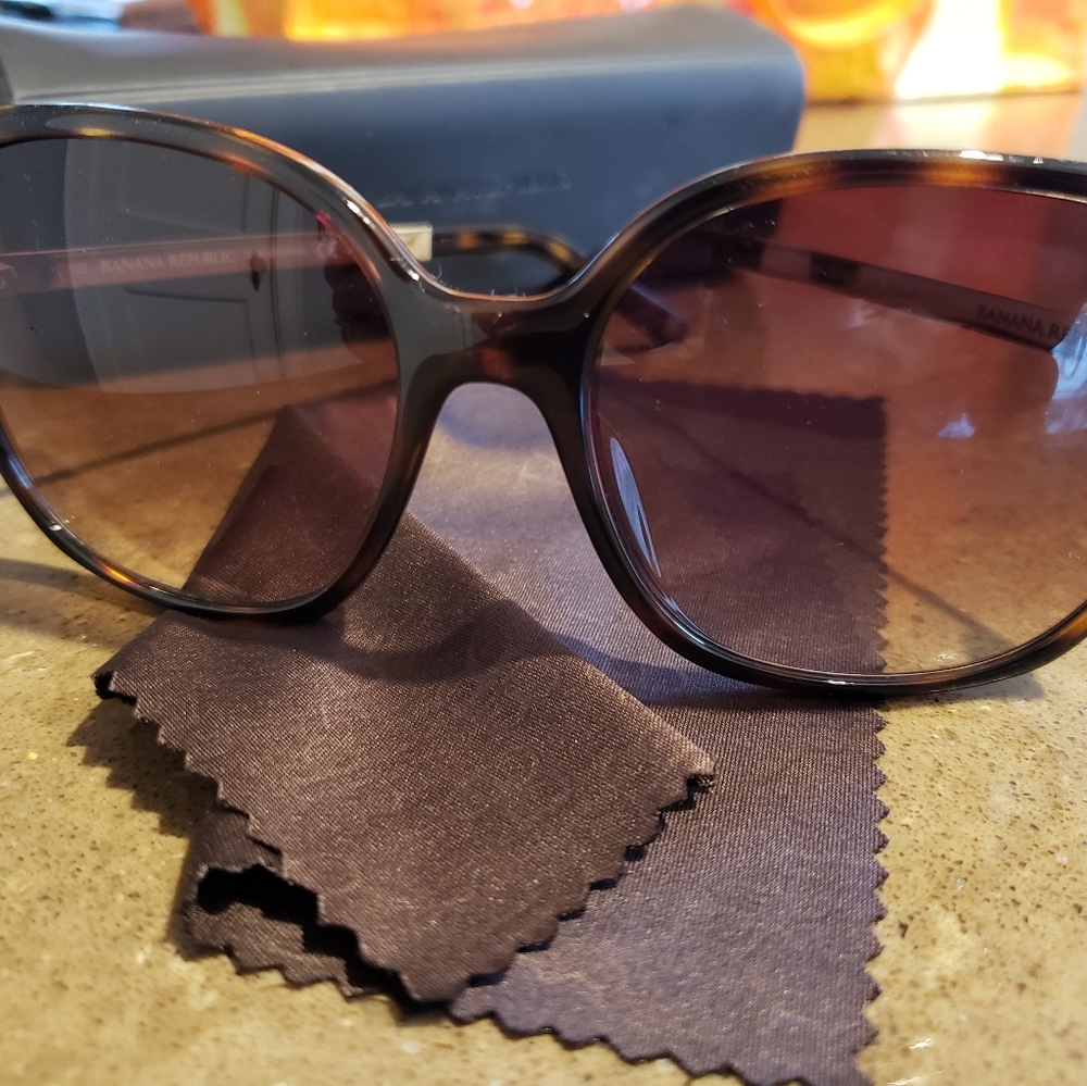 NWOT Banana Republic Olivia Sunglasses